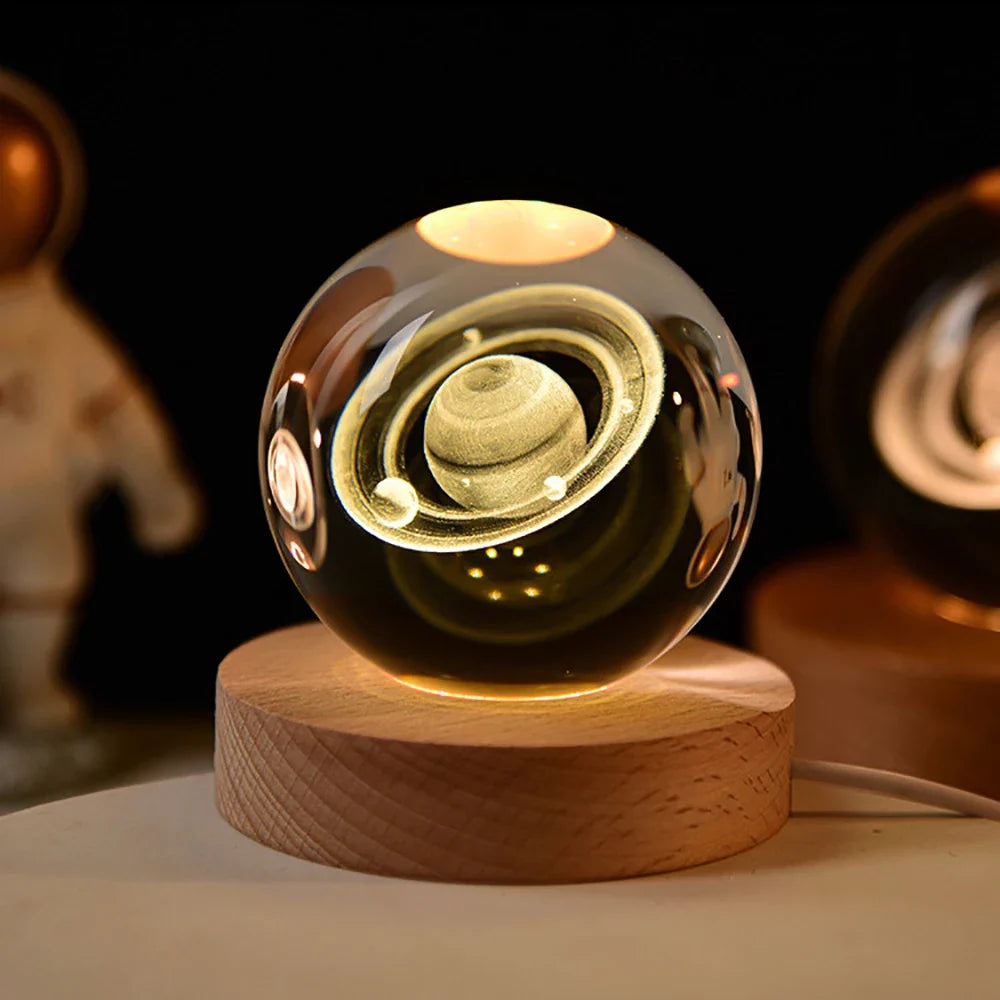Nachtlicht mit Glaskugel auf Holzfuß – Motiv im Glas graviert – Bild 1