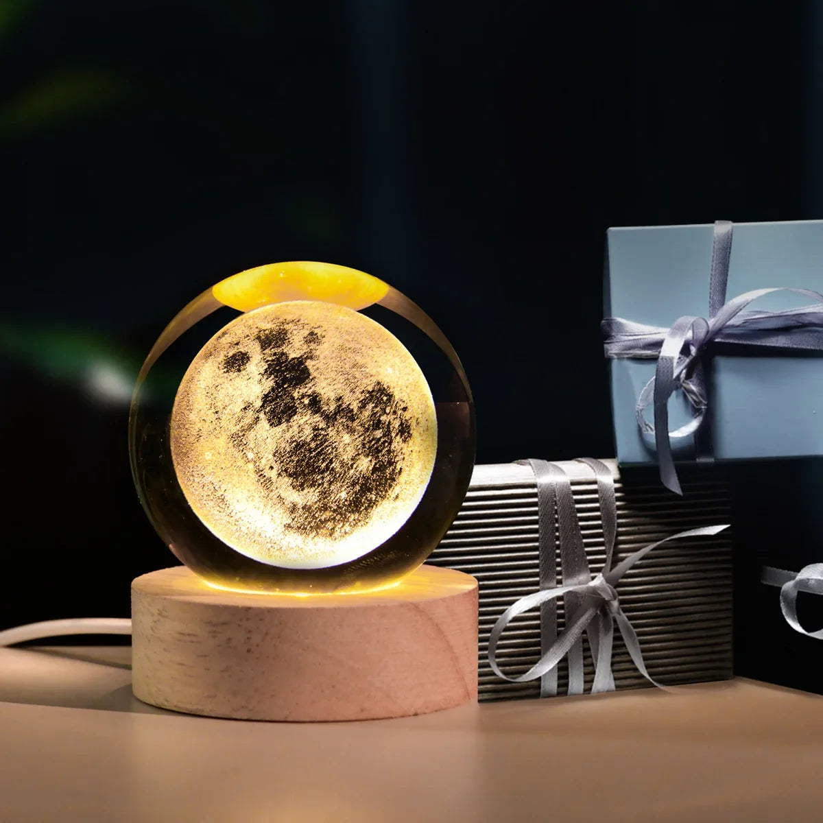 Nachtlicht mit Glaskugel auf Holzfuß – Motiv im Glas graviert – Bild 3